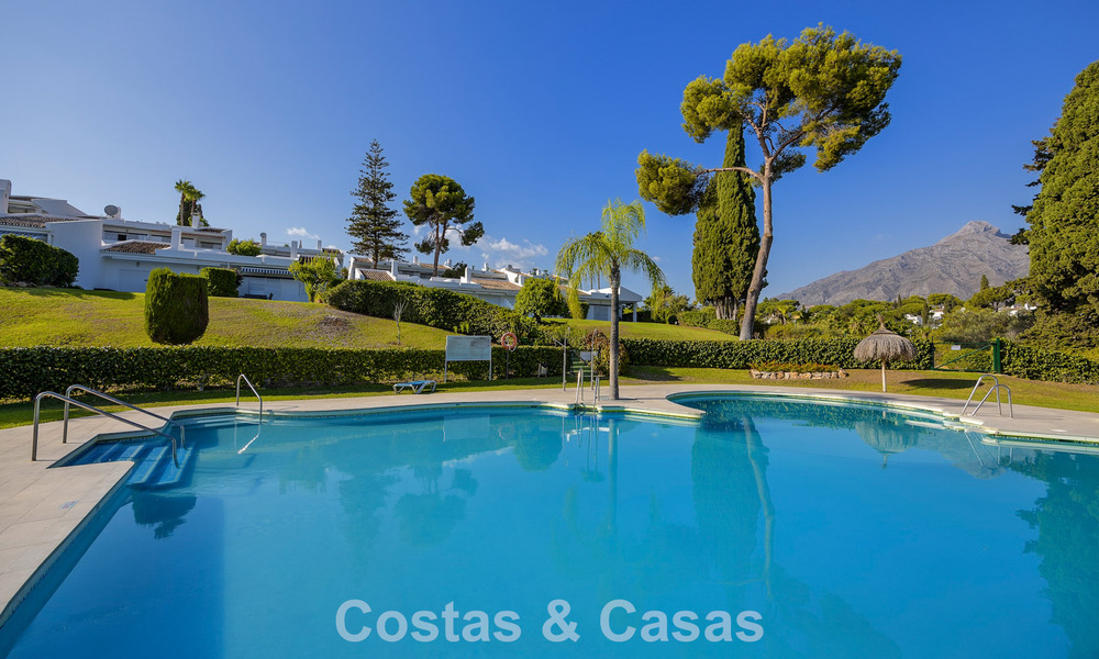 Gerenoveerd penthouse te koop in een populaire Aloha golfurbanisatie in het hartje van Nueva Andalucia, Marbella 778092