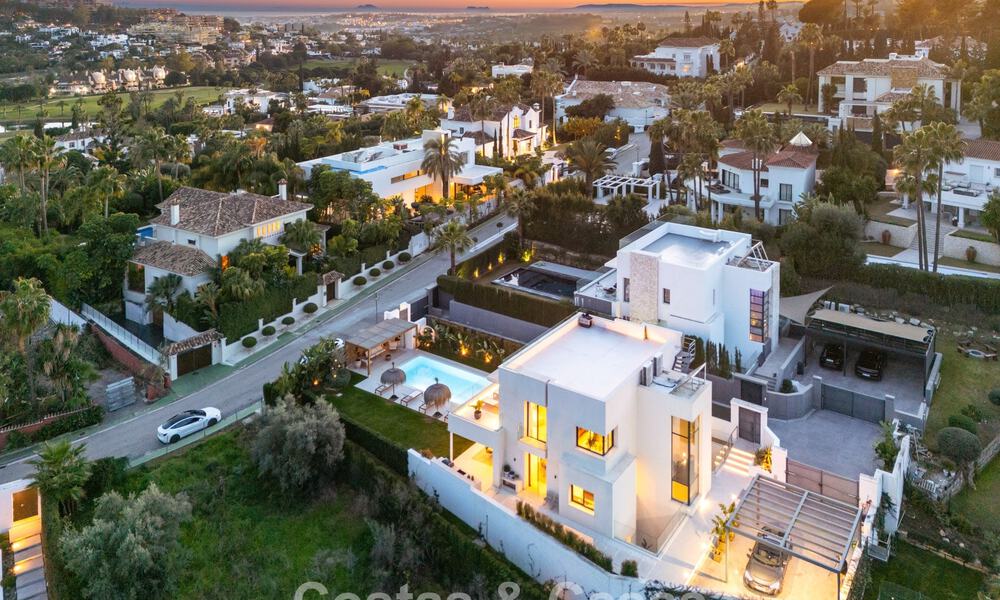 Modernistische luxevilla met zeezicht te koop in een geprivilegieerde villawijk in Nueva Andalucia, Marbella 778283
