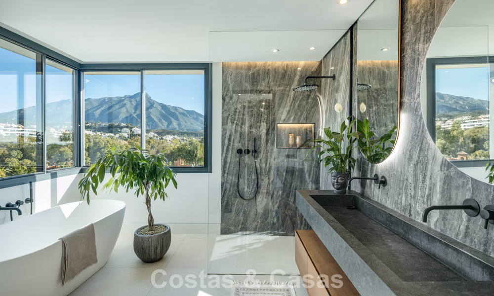 Modernistische luxevilla met zeezicht te koop in een geprivilegieerde villawijk in Nueva Andalucia, Marbella 778284