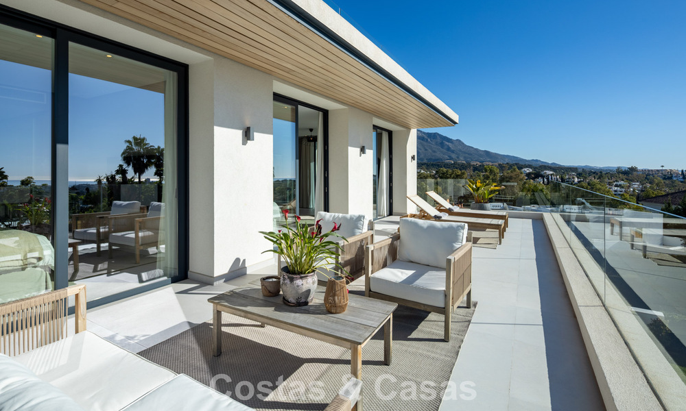 Modernistische luxevilla met zeezicht te koop in een geprivilegieerde villawijk in Nueva Andalucia, Marbella 778289