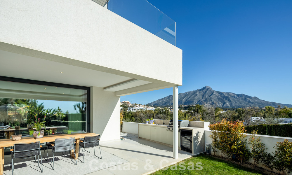 Modernistische luxevilla met zeezicht te koop in een geprivilegieerde villawijk in Nueva Andalucia, Marbella 778293