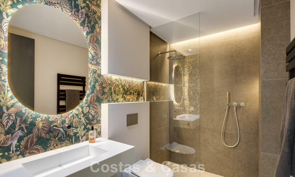 Modernistische luxevilla met zeezicht te koop in een geprivilegieerde villawijk in Nueva Andalucia, Marbella 778297