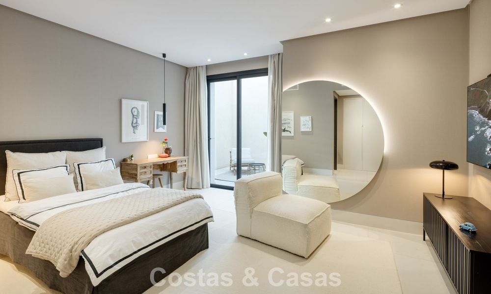 Modernistische luxevilla met zeezicht te koop in een geprivilegieerde villawijk in Nueva Andalucia, Marbella 778298
