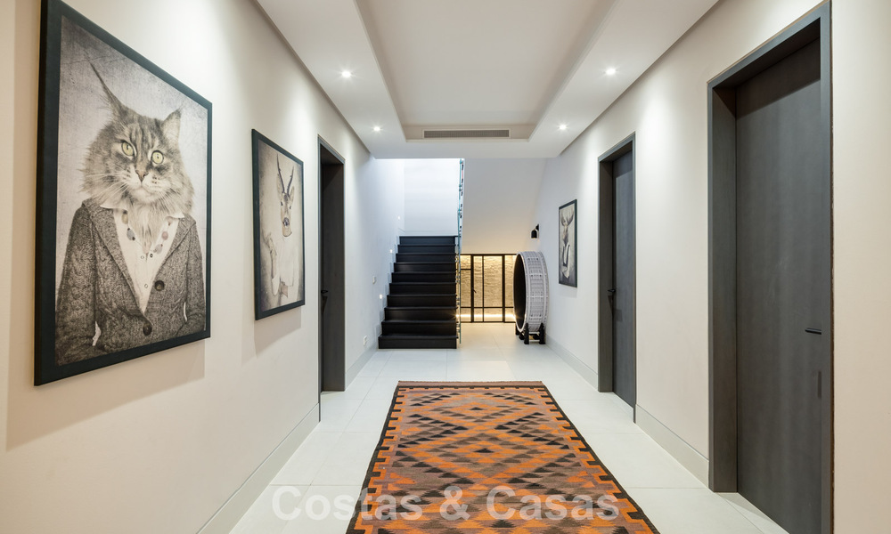 Modernistische luxevilla met zeezicht te koop in een geprivilegieerde villawijk in Nueva Andalucia, Marbella 778300