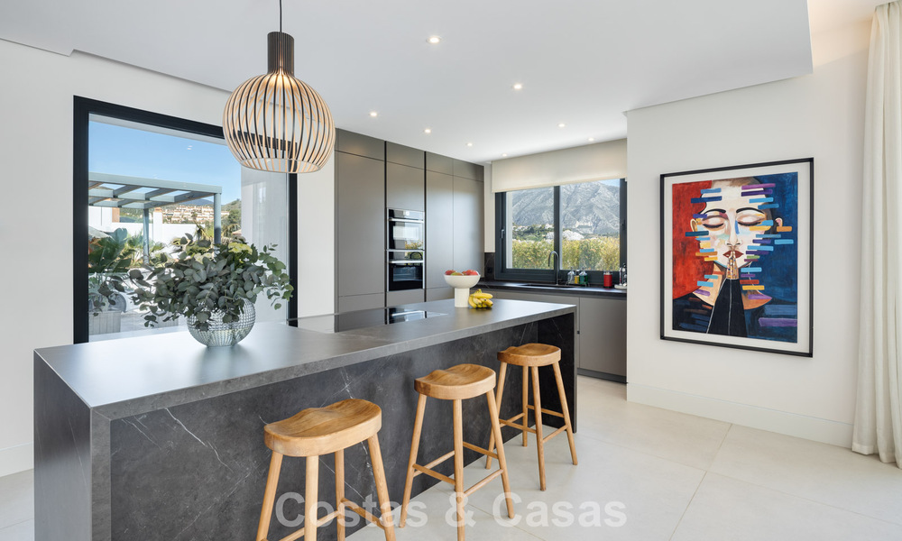 Modernistische luxevilla met zeezicht te koop in een geprivilegieerde villawijk in Nueva Andalucia, Marbella 778303