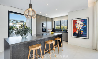 Modernistische luxevilla met zeezicht te koop in een geprivilegieerde villawijk in Nueva Andalucia, Marbella 778303 