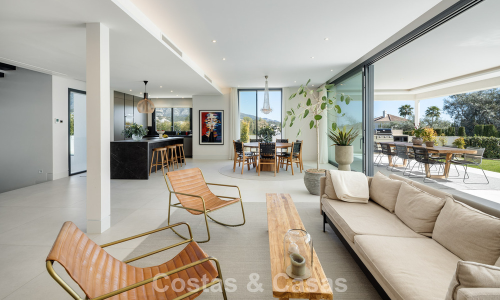 Modernistische luxevilla met zeezicht te koop in een geprivilegieerde villawijk in Nueva Andalucia, Marbella 778307