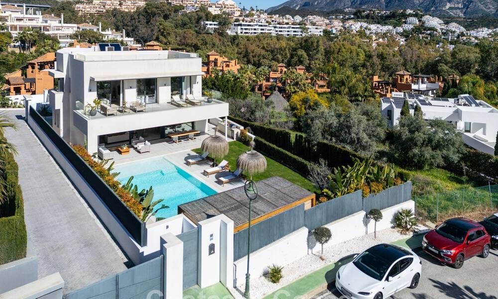 Modernistische luxevilla met zeezicht te koop in een geprivilegieerde villawijk in Nueva Andalucia, Marbella 778308