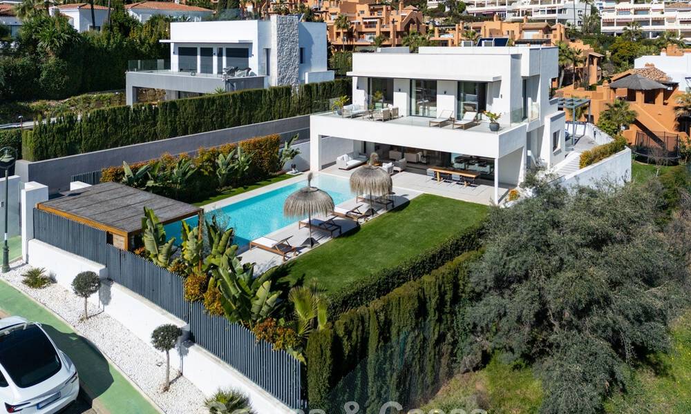 Modernistische luxevilla met zeezicht te koop in een geprivilegieerde villawijk in Nueva Andalucia, Marbella 778309