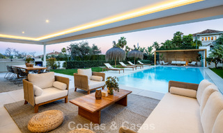 Modernistische luxevilla met zeezicht te koop in een geprivilegieerde villawijk in Nueva Andalucia, Marbella 778310 