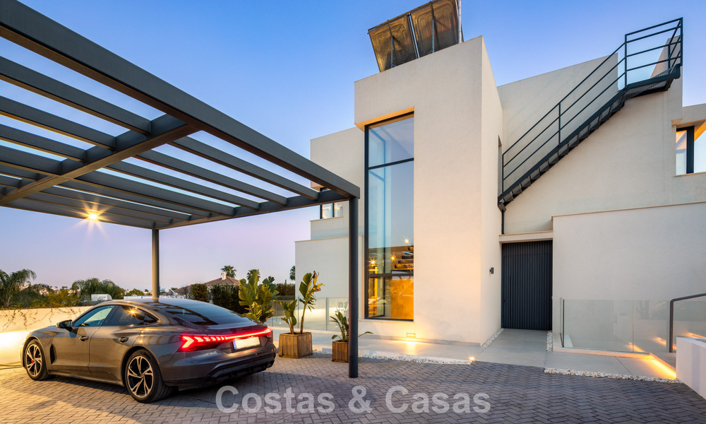 Modernistische luxevilla met zeezicht te koop in een geprivilegieerde villawijk in Nueva Andalucia, Marbella 778314