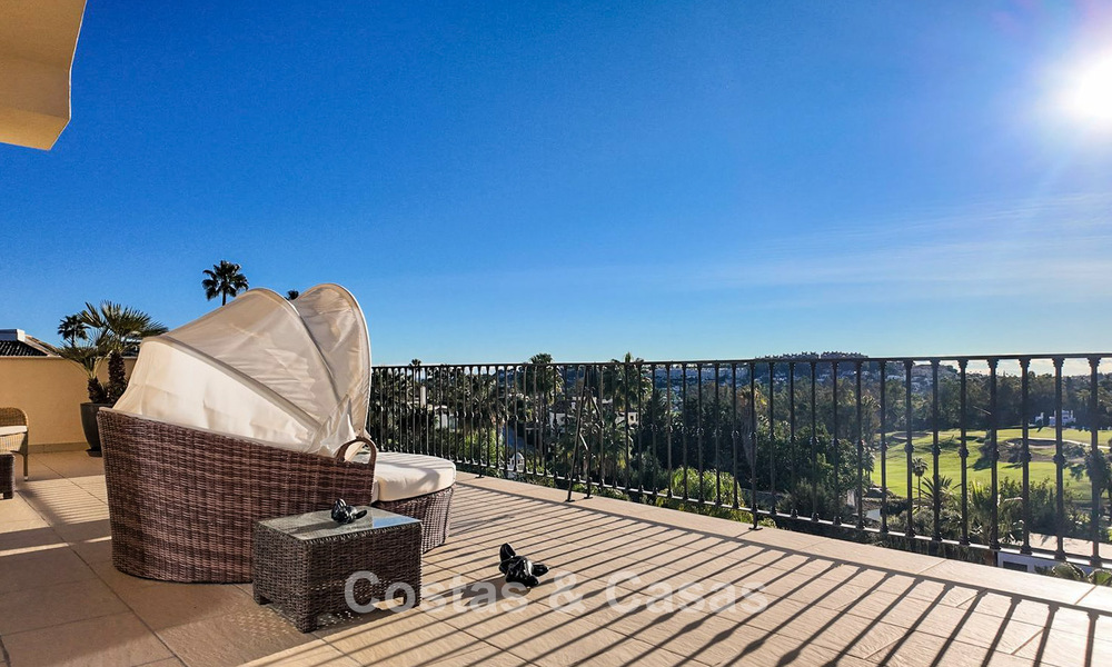 Mediterrane villa met zicht op de groene fairways te koop in een golfomgeving van Nueva Andalucia’s vallei, Marbella 778167