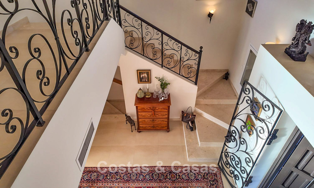 Mediterrane villa met zicht op de groene fairways te koop in een golfomgeving van Nueva Andalucia’s vallei, Marbella 778170