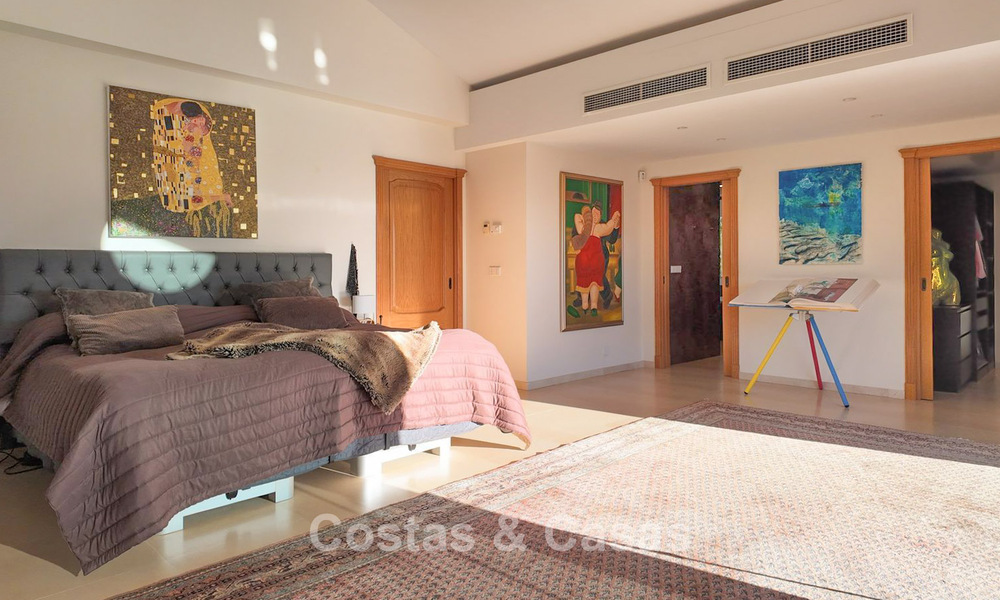 Mediterrane villa met zicht op de groene fairways te koop in een golfomgeving van Nueva Andalucia’s vallei, Marbella 778174