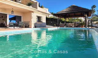 Mediterrane villa met zicht op de groene fairways te koop in een golfomgeving van Nueva Andalucia’s vallei, Marbella 778175 