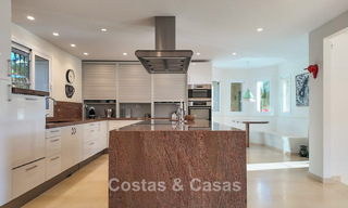 Mediterrane villa met zicht op de groene fairways te koop in een golfomgeving van Nueva Andalucia’s vallei, Marbella 778176 