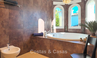 Mediterrane villa met zicht op de groene fairways te koop in een golfomgeving van Nueva Andalucia’s vallei, Marbella 778178 