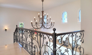 Mediterrane villa met zicht op de groene fairways te koop in een golfomgeving van Nueva Andalucia’s vallei, Marbella 778184 