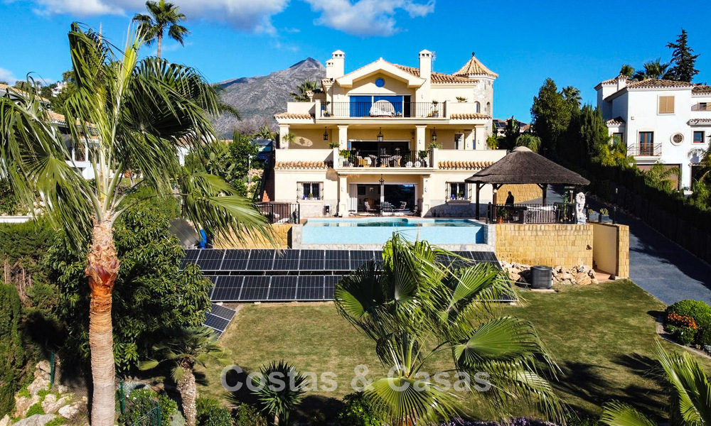 Mediterrane villa met zicht op de groene fairways te koop in een golfomgeving van Nueva Andalucia’s vallei, Marbella 778188