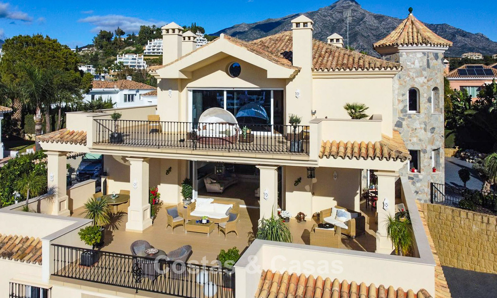 Mediterrane villa met zicht op de groene fairways te koop in een golfomgeving van Nueva Andalucia’s vallei, Marbella 778189