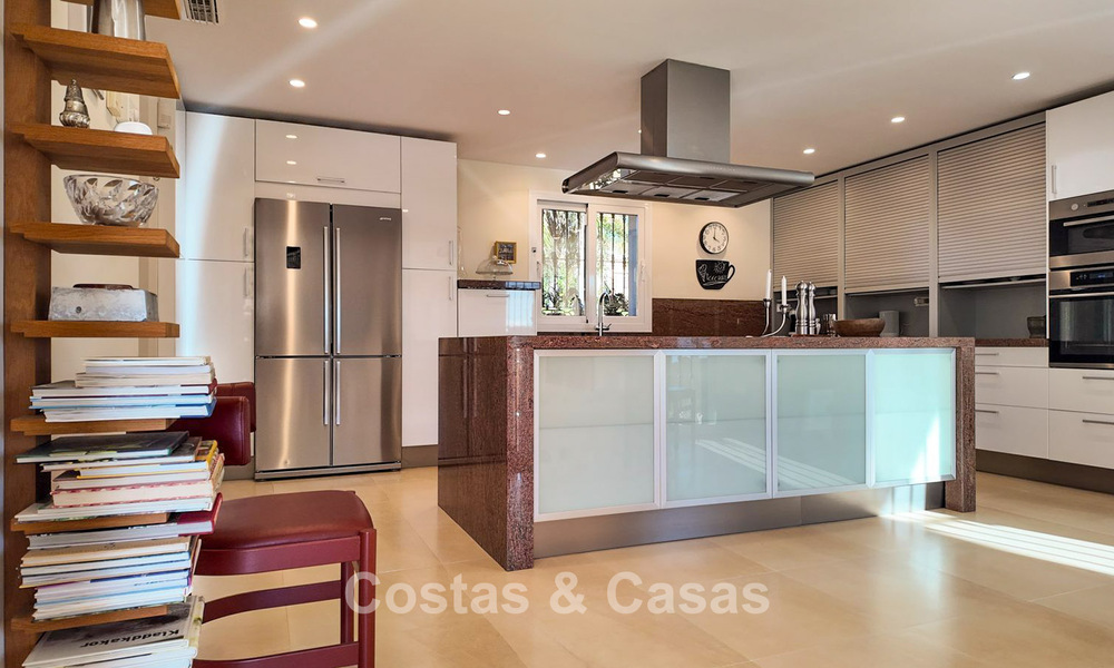 Mediterrane villa met zicht op de groene fairways te koop in een golfomgeving van Nueva Andalucia’s vallei, Marbella 778204