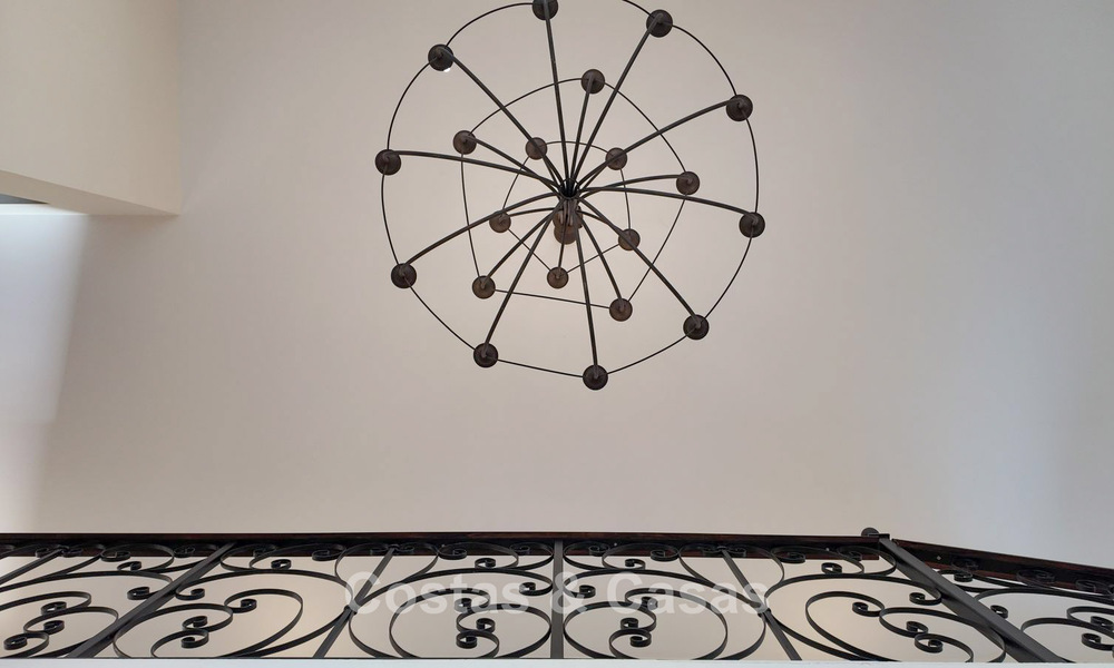 Mediterrane villa met zicht op de groene fairways te koop in een golfomgeving van Nueva Andalucia’s vallei, Marbella 778206