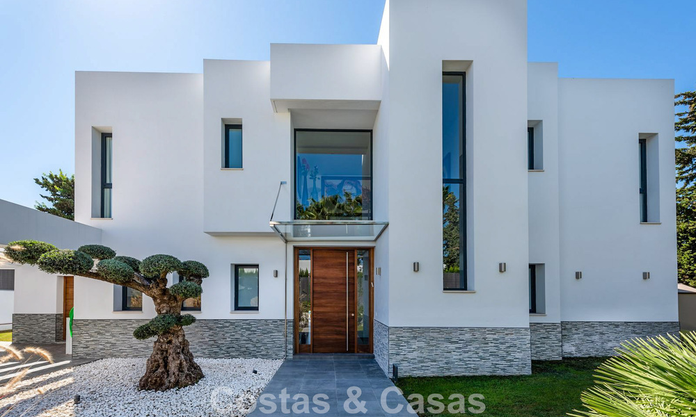 Moderne vrijstaande villa met 4 slaapkamers te koop beachside op de New Golden Mile tussen Marbella en Estepona 778223