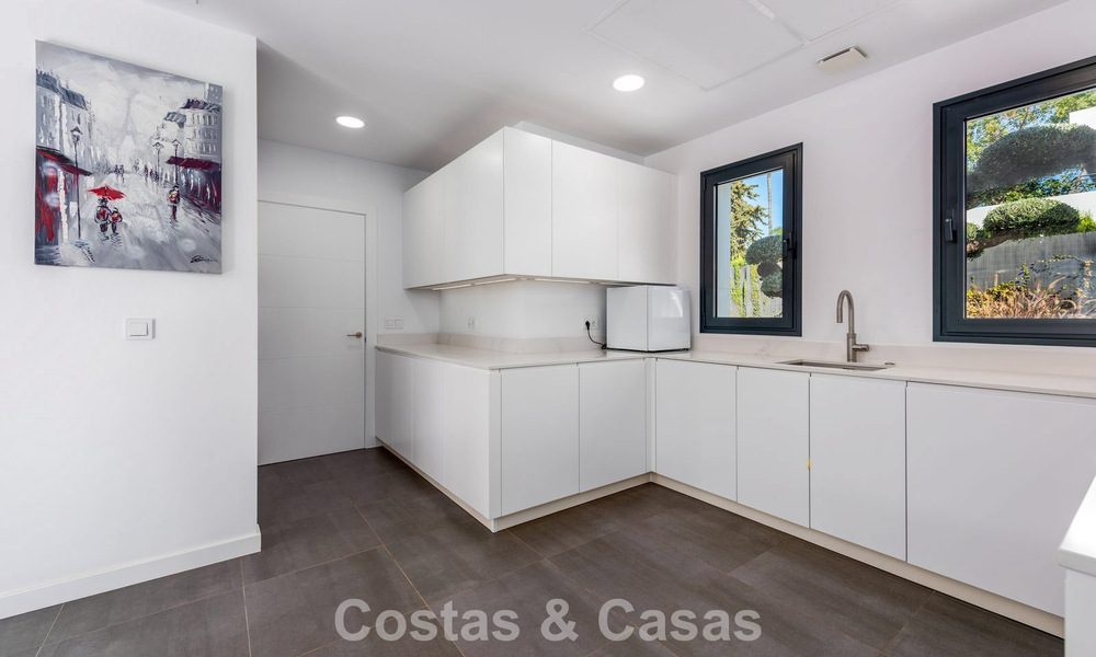 Moderne vrijstaande villa met 4 slaapkamers te koop beachside op de New Golden Mile tussen Marbella en Estepona 778253