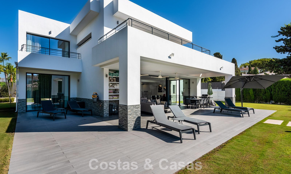 Moderne vrijstaande villa met 4 slaapkamers te koop beachside op de New Golden Mile tussen Marbella en Estepona 778256