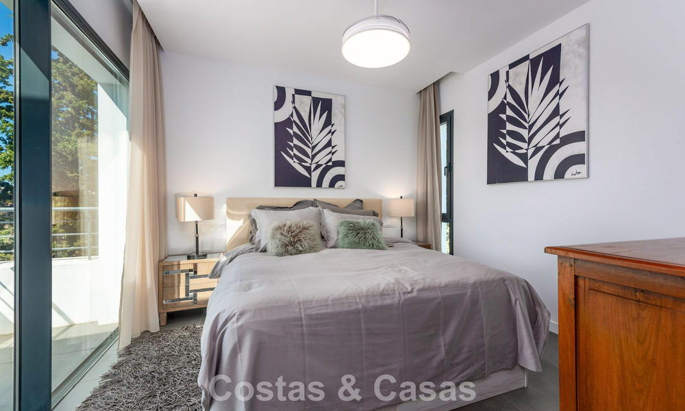 Moderne vrijstaande villa met 4 slaapkamers te koop beachside op de New Golden Mile tussen Marbella en Estepona 778261