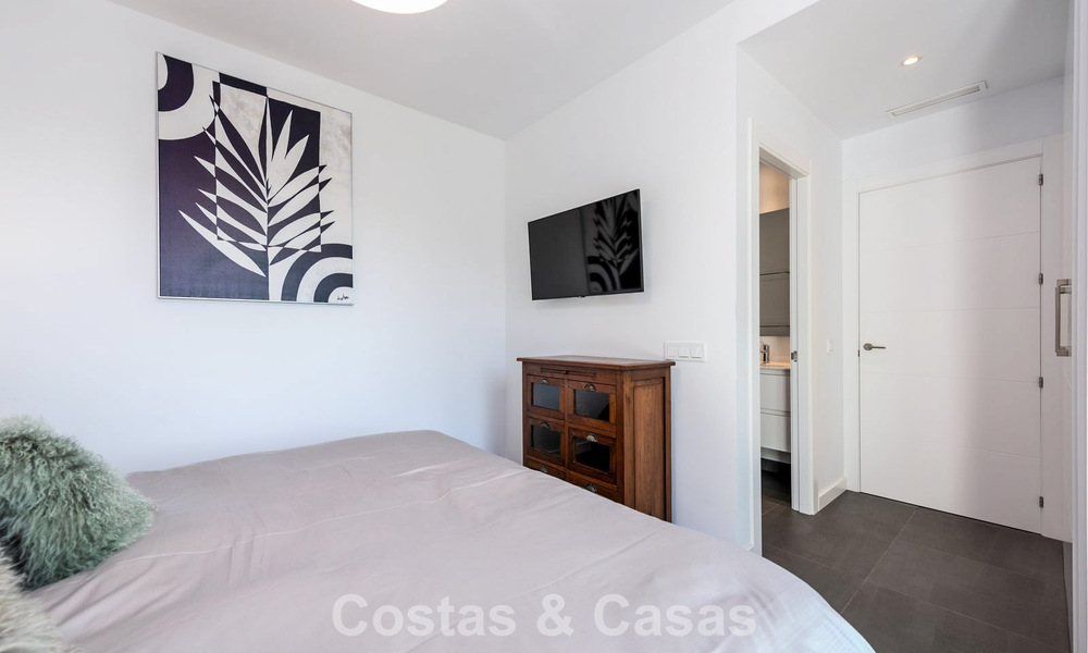 Moderne vrijstaande villa met 4 slaapkamers te koop beachside op de New Golden Mile tussen Marbella en Estepona 778262