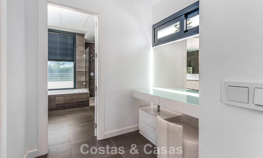 Moderne vrijstaande villa met 4 slaapkamers te koop beachside op de New Golden Mile tussen Marbella en Estepona 778265