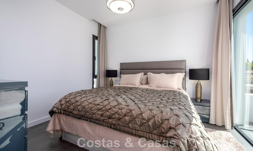 Moderne vrijstaande villa met 4 slaapkamers te koop beachside op de New Golden Mile tussen Marbella en Estepona 778271