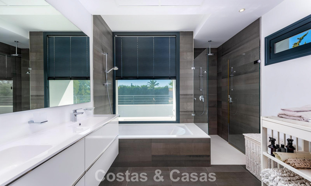 Moderne vrijstaande villa met 4 slaapkamers te koop beachside op de New Golden Mile tussen Marbella en Estepona 778277