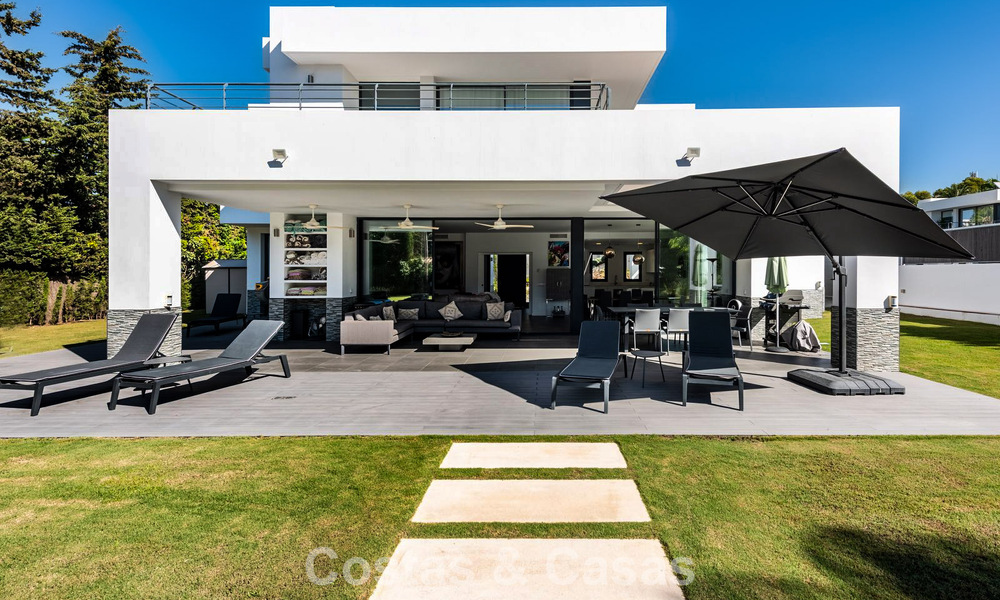 Moderne vrijstaande villa met 4 slaapkamers te koop beachside op de New Golden Mile tussen Marbella en Estepona 778278