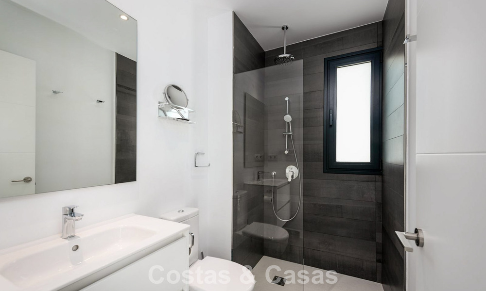 Moderne vrijstaande villa met 4 slaapkamers te koop beachside op de New Golden Mile tussen Marbella en Estepona 778281