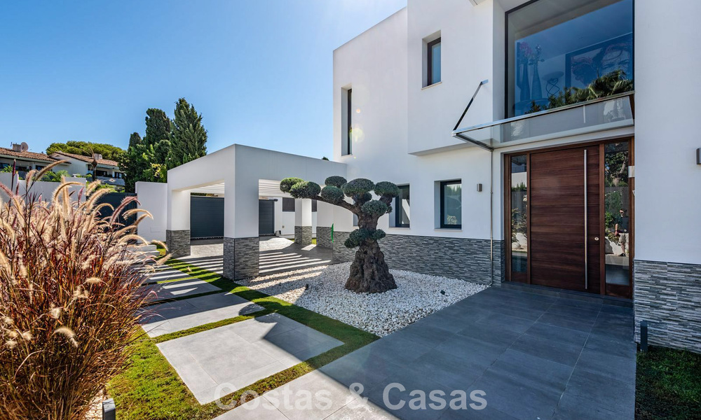 Moderne vrijstaande villa met 4 slaapkamers te koop beachside op de New Golden Mile tussen Marbella en Estepona 778282