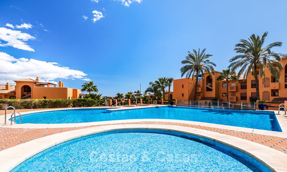 Volledig gerenoveerd 3-slaapkamer tuinappartement te koop in een luxueus complex in Marbella - Benahavis 778529