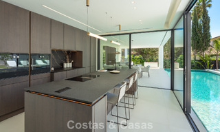 Strak ontworpen luxevilla te koop omgeven door golfbanen in Nueva Andalucia’s vallei, Marbella 778799 
