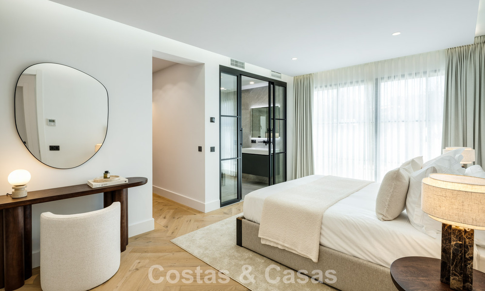 Schitterende luxevilla te koop in een eigentijdse, mediterrane architectuur in een golfresort, Marbella - Benahavis 778425