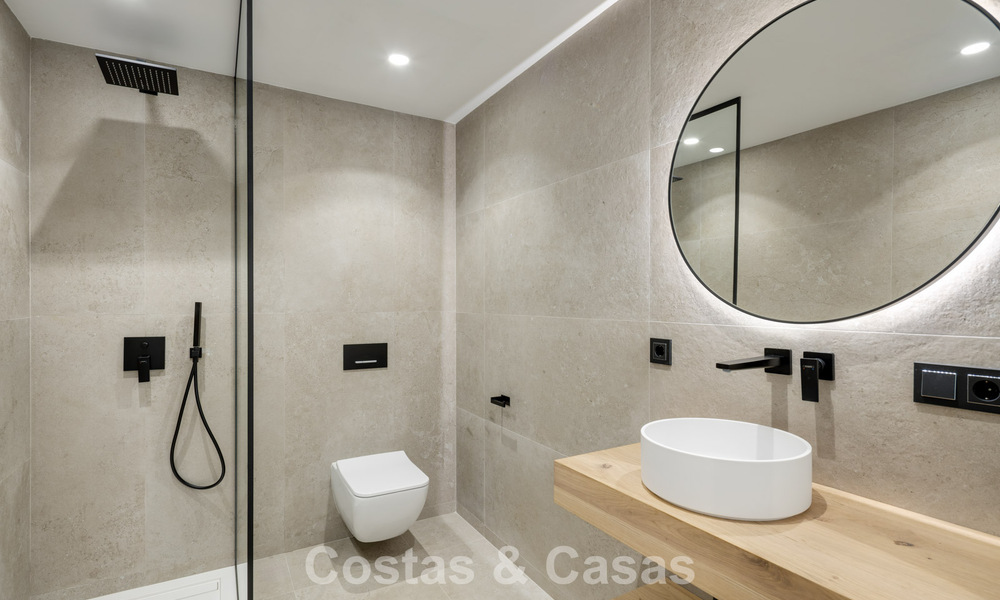 Schitterende luxevilla te koop in een eigentijdse, mediterrane architectuur in een golfresort, Marbella - Benahavis 778426