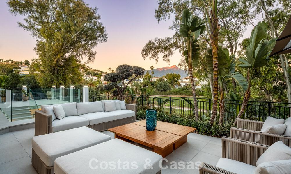 Schitterende luxevilla te koop in een eigentijdse, mediterrane architectuur in een golfresort, Marbella - Benahavis 778429