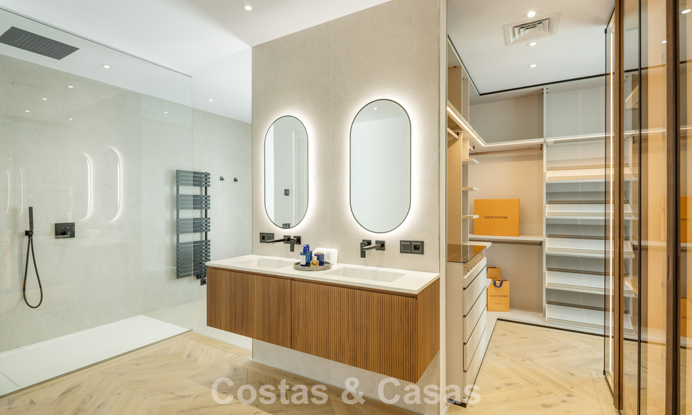 Schitterende luxevilla te koop in een eigentijdse, mediterrane architectuur in een golfresort, Marbella - Benahavis 778444