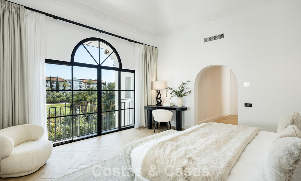 Schitterende luxevilla te koop in een eigentijdse, mediterrane architectuur in een golfresort, Marbella - Benahavis 778445
