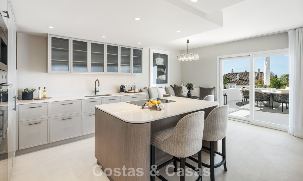 Eersteklas gerenoveerd duplex penthouse te koop in een gated luxe complex op de geprefereerde Golden Mile van Marbella 778654