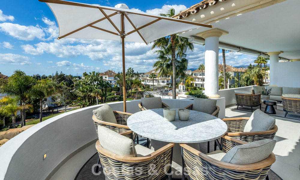 Eersteklas gerenoveerd duplex penthouse te koop in een gated luxe complex op de geprefereerde Golden Mile van Marbella 778658