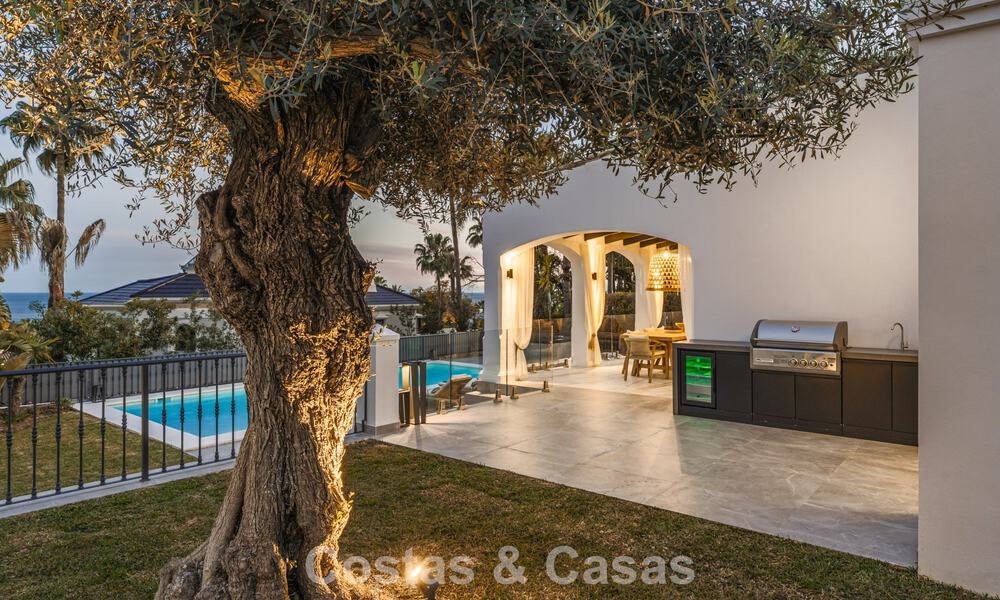 Verfijnde luxevilla in moderne mediterrane bouwstijl te koop met zeezicht in een gated complex op Marbella’s Golden Mile 778751