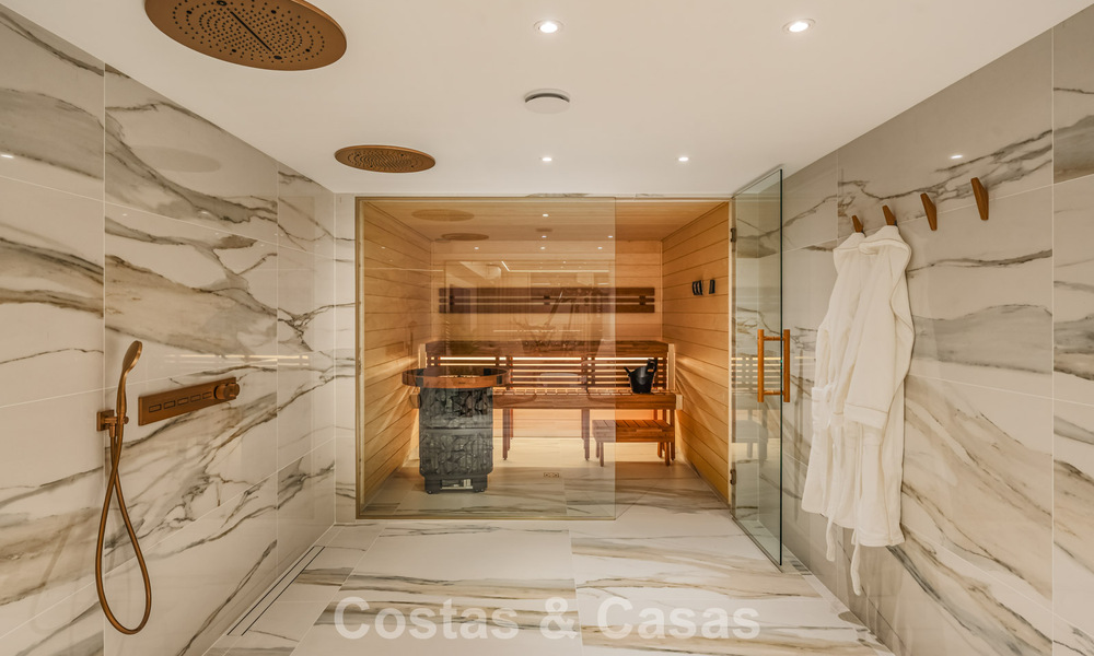 Verfijnde luxevilla in moderne mediterrane bouwstijl te koop met zeezicht in een gated complex op Marbella’s Golden Mile 778754