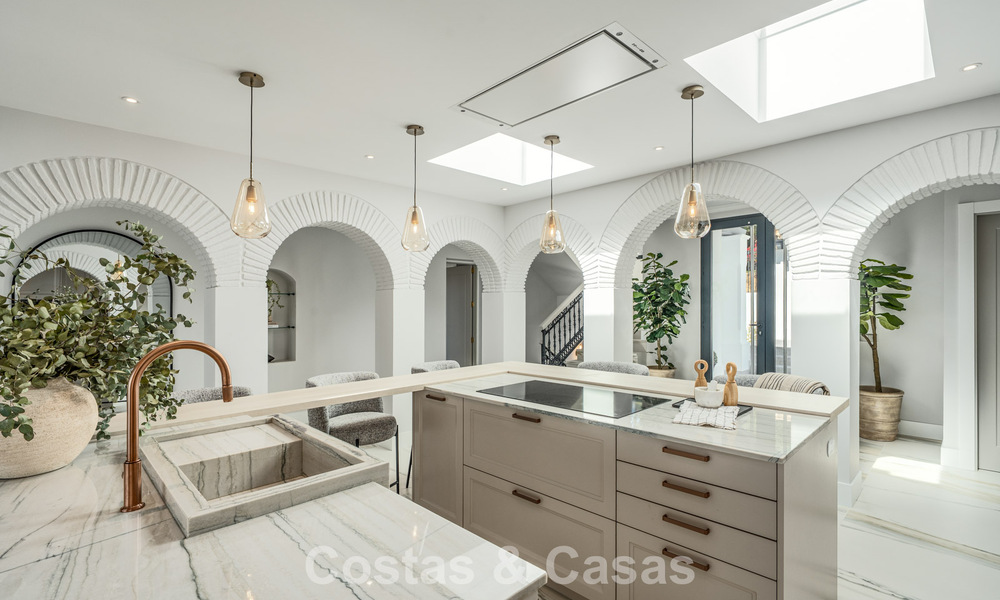 Verfijnde luxevilla in moderne mediterrane bouwstijl te koop met zeezicht in een gated complex op Marbella’s Golden Mile 778764