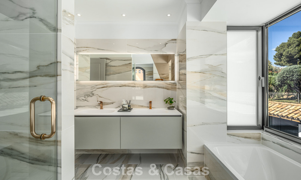 Verfijnde luxevilla in moderne mediterrane bouwstijl te koop met zeezicht in een gated complex op Marbella’s Golden Mile 778767